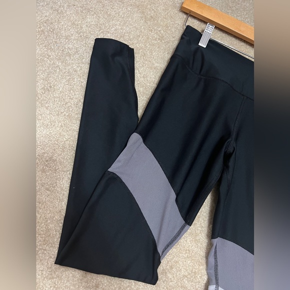 NIKE Colorblock High Waisted Leggings - Picture 2 of 5